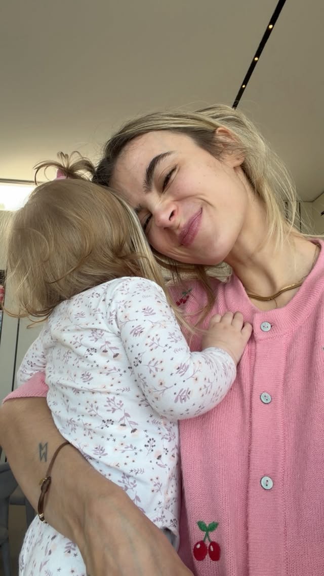 Noch wackelig und viel Unterstützung, aber sie will es so gerne schaffen!! 🥺 Aber Gesten warst du doch noch der kleine Punkt auf meinem Ultraschallbild? 🐣