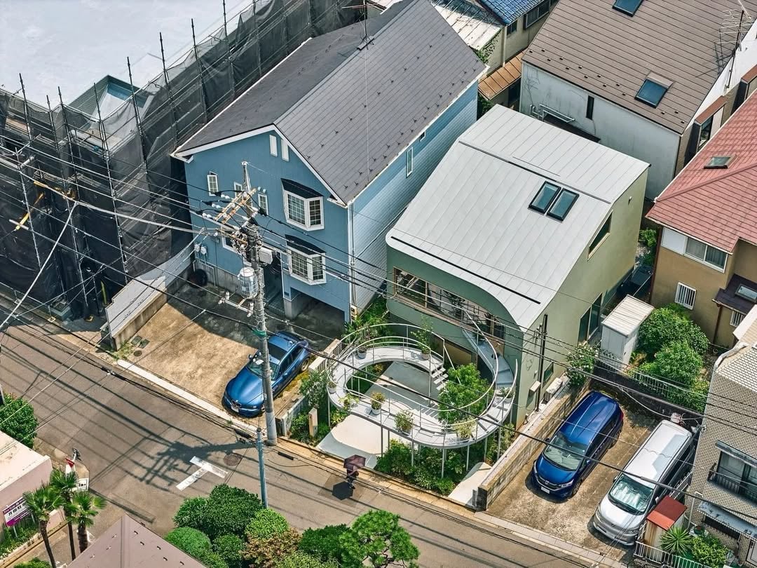 【House in Nakano】Location: Nakano-ku, Tokyo, JapanPrincipal use: ResidenceClient: IndividualCompletion: 2025Architects: Hiroyuki Oinuma Architect & AssociatesDesign team: Hiroyuki OinumaStructural design: Yuta Mino / Mino Structural EngineersConstruction: Yamashita ConstructionPhotographs: Takuya Seki, Hiroyuki OinumaConstruction type: New BuildingMain structure: WoodBuilding scale: 2 storiesSite area: 126.50m²Building area: 61.27m²Total floor area: 96.38m²Design term: 2022.07-2024.06Construction term: 2024.07-2025.04【中野の住宅】所在地：東京都中野区用途：戸建住宅クライアント：個人竣工：2025年設計：生沼広之建築設計事務所担当：生沼広之構造設計：三野裕太（三野建築構造研究所）施工：山下工務店撮影：関 拓弥、生沼広之工事種別：新築構造：木造規模：地上2階敷地面積：126.50m²建築面積：61.27m²延床面積：96.38m²設計期間：2022.07-2024.06施工期間：2024.07-2025.04*TECTUREにプロジェクト投稿してみませんか？投稿はプロフィールのURL https://www.tecture.jp/ から！#tecture #tecturemag @shuhei_yamane @tecture_official by @tecture_official