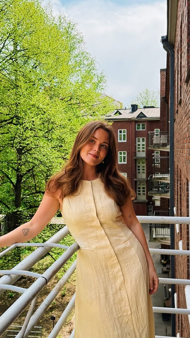 Mainos @lindexofficial 〰️ Oon pohjimmiltani mökki-ihminen, mut kesäinen Helsinki yllättää silti aina uudestaan. Koko kaupunki herää eloon, ihmiset siirtyy ulos, kaduilla on taas ääntä ja ilmassa sellainen tunne, että mitä tahansa ihanaa voisi tapahtua 🦋🌸Mulle siihen kuuluu myös se, että huomaa taas arvostavansa vaatteissa ennen kaikkea sitä, että niissä on erityisen hyvä olla. Kevyitä ja huolettomia kesähepeneitä, jotka kulkee mukana aamusta iltaan ilman että niitä tarvitsee miettiä sen enempää. Just sellaista löytyy tästä Lindexin kesävalikoimasta ⛱️ #lindex by @annikaollila