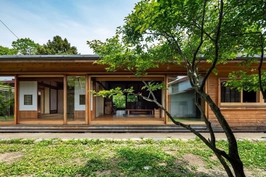【Old house in Nyukawa】Location: Takayama-shi, Gifu, JapanPrincipal use: ResidentialClient: IndividualCompletion: 2018Architects: UNO ARCHITECTSDesign team: Ryoko UnoSeismic diagnosis, design: Tabori Architects officeFurniture, Wooden fittings, Exterior: Kume SeisakushoContractor: Maru architects office, Marusho AluminumPhotographs: Yohei Sasakura / SasanokurashaConstruction type: RenovationMain structure: WoodBuilding scale: 1 storySite area: 2,361.00m²Building area: 176.83m²Total floor area: 151.47m²Design term: 2016.10-2017.04Construction term: 2018.02-2018.10【丹生川の古民家】所在地：岐阜県高山市用途：戸建住宅クライアント：個人竣工：2018年設計：烏野建築設計室担当：烏野良子耐震診断・設計：田堀建築設計事務所家具・木製建具・外構：久米製作所施工：丸設計室、丸翔アルミ建材撮影：笹倉洋平（笹の倉舎）工事種別：リノベーション構造：木造規模：平屋敷地面積：2361.00m²建築面積：176.83m²延床面積：151.47m²設計期間：2016.10-2017.04施工期間：2018.02-2018.10*TECTUREにプロジェクト投稿してみませんか？投稿はプロフィールのURL https://www.tecture.jp/ から！#housedesign #tecture #tecturemag @shuhei_yamane @tecture_official by @tecture_official