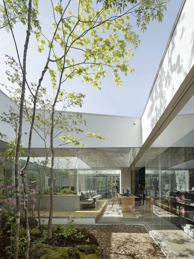 【House in Kokaen】Location: Nishinomiya-shi, Hyogo, JapanPrincipal use: Residential, OfficeClient: IndividualCompletion: 2020Architects: NOMA/Atsushi Kuwahara Architect and Associates @noma_kuwahara Design team: Atsushi KuwaharaStructure engineer: Ukyou Structural design officeLandscape: Toshiya Ogino Landscape DesignCushion: Nakamura kogeiContractor: takumikenchikukoubouPhotographs: Satoshi Shigeta, Kazumasa DobashiConstruction type: New buildingMain structure: WoodBuilding scale: 1 storySite area: 1288.62m²Building area: 187.25m²Total floor area: 182.91m²Design term: 2016.06-2016.11Construction term: 2016.12-2017.02【香花園の家】所在地：兵庫県西宮市用途：戸建住宅、事務所クライアント：個人竣工：2020年設計：NOMA／桑原淳司建築設計事務所担当：桑原淳司構造設計：うきょう建築構造事務所造園：荻野寿也景観設計クッション製作：中村工芸施工：匠建築工房撮影：繁田 諭、土橋一公工事種別：新築構造：木造規模：平屋敷地面積：1288.62m²建築面積：187.25m²延床面積：182.91m²設計期間：2019.06-2020.09施工期間：2020.02-2020.10*TECTUREにプロジェクト投稿してみませんか？投稿はプロフィールのURL https://www.tecture.jp/ から！#tecture #tecturemag @shuhei_yamane @tecture_official by @tecture_official