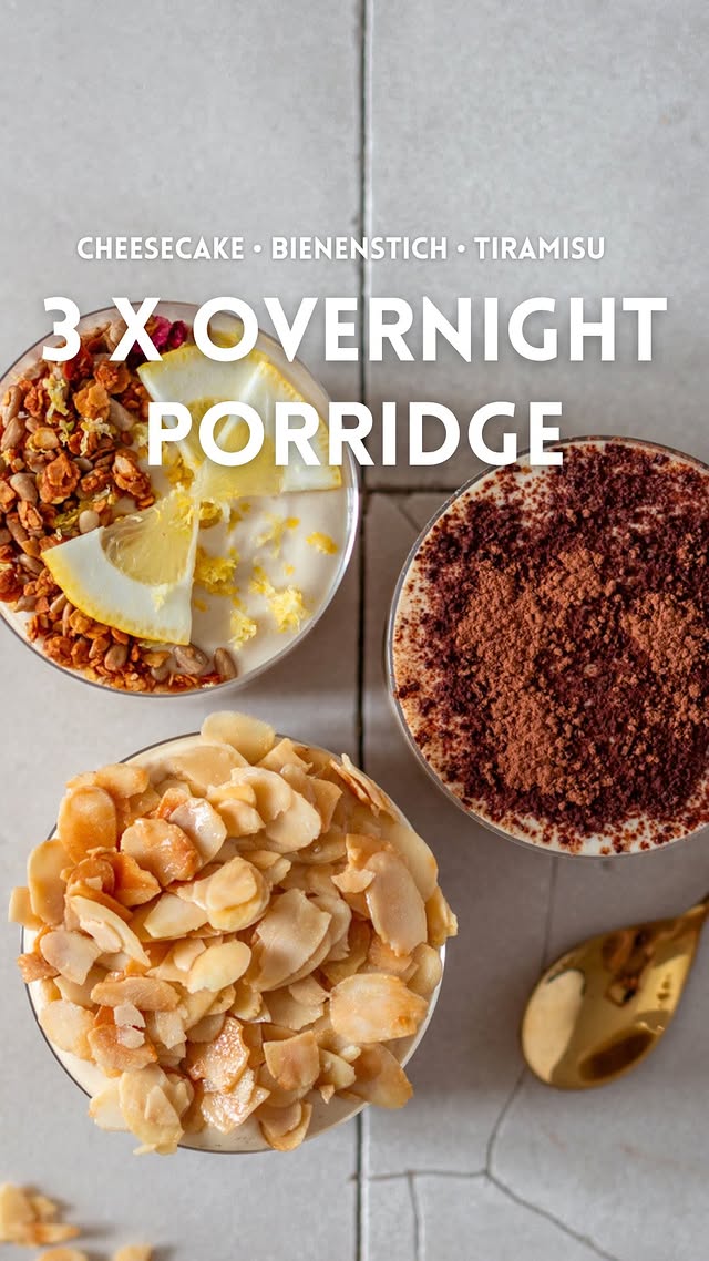 𝘢𝘯𝘻𝘦𝘪𝘨𝘦 Lemon Cheesecake, Bienenstich oder Tiramisu?😍 Für diese 3 Rezepte brauchst du nur 1 Basis-Produkt!Du möchtest gesund UND lecker frühstücken OHNE Stress? Dann kann ich dir das neue Protein Porridge von @alnavit wärmstens empfehlen!😋 Ganz ohne Kochen und fertig in 2 Minuten, kannst du es warm oder kalt zubereiten und als Basis für verschiedene Kreationen nutzen.Das Besondere: Kein Hafer (für alle, die ihn nicht vertragen), kein Zuckerzusatz, dafür aber 24 g Protein und 15 g Ballaststoffe pro 100 g!💪🍋 Lemon Cheesecake:50 g Alnavit Protein Porridge (z. B. bei Alnatura, Rossmann online oder Müller)125 g warmer Pflanzendrink1,5 TL Ahornsirup50 g Sojajoghurt2 EL Zitronensaft + 2 TL1 TL Zitronenabrieb15 g Cashewmus👉Porridge, Pflanzenmilch und 1 TL Sirup mischen und 2 Minuten ziehen lassen. 1 EL Joghurt, 2 EL Zitronensaft und 1 TL -abrieb untermischen. Übrigen Joghurt, Zitronensaft und Sirup mit Cashewmus glattrühen. Auf die Porrige-Base geben.🐝 Bienenstich:50 g Protein Porridge125 g warmer Pflanzendrink2 TL Ahornsirup100 g Sojajoghurt15 g veganes Proteinpulver Vanille15 g Mandelblättchen👉Porridge, Pflanzenmilch und 1 TL Süße mischen und 2 Minuten ziehen lassen. Joghurt und Proteinpulver glattrühen. Auf die Porrige-Base geben. Mandelblättchen mit übrigem Sirup in einer Pfanne karamellisieren und vor dem Essen auf die Creme geben.🤎 Tiramisu:50 g Protein Porridge125 g warmer Pflanzendrink25 ml Espresso1 TL Ahornsirup75 g Sojajoghurt1 TL veganes Proteinpulver Vanille1-2 TL Kakaopulver👉Porridge, Pflanzenmilch, Espresso und Sirup mischen und 2 Minuten ziehen lassen. Joghurt und Proteinpulver glattrühen. Auf die Porrige-Base geben. Vor dem Essen mit Kakaopulver bestäuben.#vegan #veganglutenfrei #glutenfreiesfrühstück #glutenfreiessen #proteinreichesfrühstück by @elisa.brunke