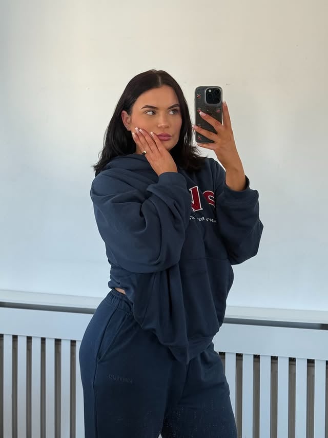 put me in a @womensbest tracksuit and you’ll get the best version of me that exists 💅🏼 night before the half-marathon, scared is an understatement bye!! PS. Their summer sale is still on, with everything up to 50% off + more with my code WIKTORIA (always size up in tracksuits for ultimate vibes) by @wiktoriaryczko