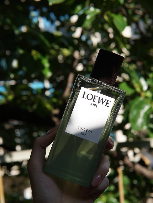 #광고LOEWE AIRE SUTILEZA EAU DE PARFUM로에베의 아이코닉한 향수에 에센셜 농도를 높여 재해석해더욱더 강렬한 향으로 재탄생한 아이레 수틸레사 엘릭시르 오 드 퍼품.🍃맑고 순수한 공기에서 영감 받아자유롭고 경쾌한 자연의 에너지를 담아낸 향으로처음엔 강렬하게 다가오고 시간이 지날수록 은은하고도자연스러운 향이 증말 좋순미다.칼 블로스펠트의 자연을 주제로한 작품에서 영감을 받은패키징은 싱그럽고 감각적이라 바라보기만해도 싱그러운 영감이다가오는듯해요! by @____sunmi____