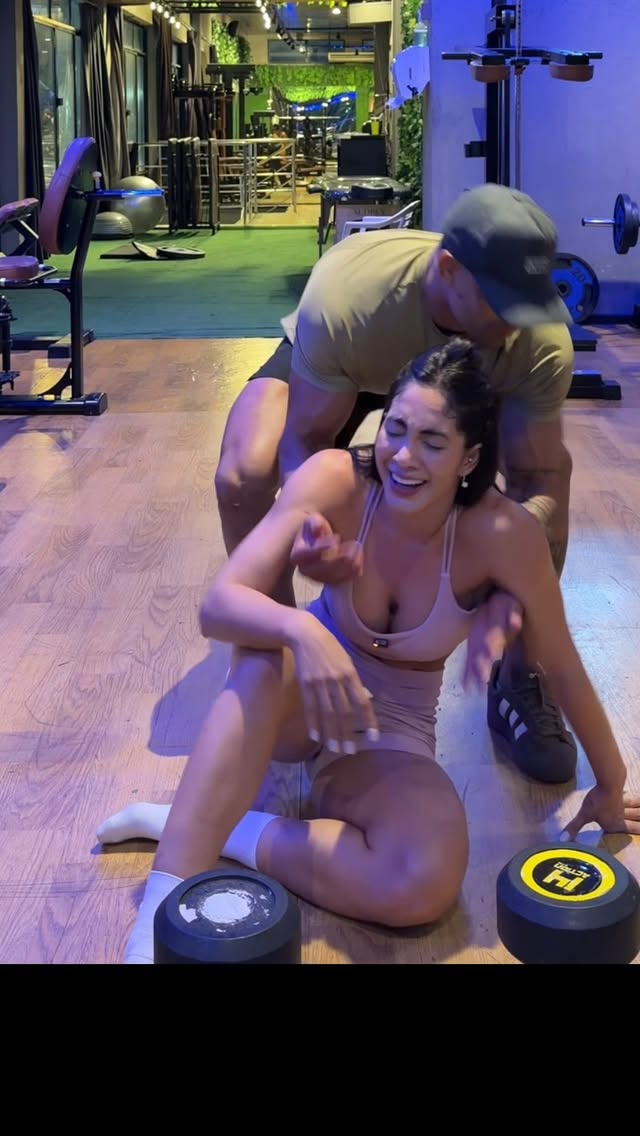 Treinão de quadríceps com o meu melhor hahaha @treinadordisanti 🌪️Exercícios: Hack invertido Extensora Leg 45ºPassada + abdutora by @waleescamelo