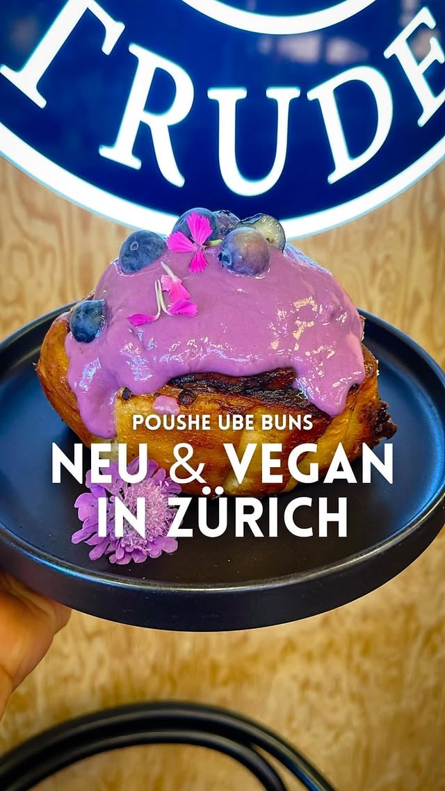 𝘢𝘯𝘻𝘦𝘪𝘨𝘦 NEU in Zürich!😍💜🍌 Banana Ube Buns bei @poushe_swiss! Die legendären Cinnamon Rolls von POUSHE gibt es ab sofort auch in VEGAN - und ich verlose 3 x die neue Sorte BANANA UBE!😋Die veganen Buns gibt es im Sommer ab sofort jeden Sonntag in der Bellevue Location!😋 Statt Cream Cheese mit Ube-Topping! Ich hoffe, ihr flitzt direkt alle hin und kauft die Teile, damit es sie bald dauerhaft geben wird!🥳 Lust auf Gratis Cinnamon Rolls? Dann teile dieses Reel bis zum 31.05.26 um 10:30 Uhr in deiner Story und markiere @elisa.brunke und @poushe_swiss - wir losen per Zufall aus und versenden die Gutscheine per dm.Übrigens: Poushe ist auch vom 27.5. bis 28.6.26 beim Street Food Festival in Zürich. Sie haben noch andere vegane Produkte, aber die Buns gibt‘s nur am Bellevue!📍Poushe Bellevue, Theaterstrassr 12, 8001📍Poushe Waffenplatzstrasse 5, 8002📍Poushe Luzern, Kapellplatz 9, 6004#vegan #zürichvegan #ube #zurichfoodspots #viralfoods by @elisa.brunke