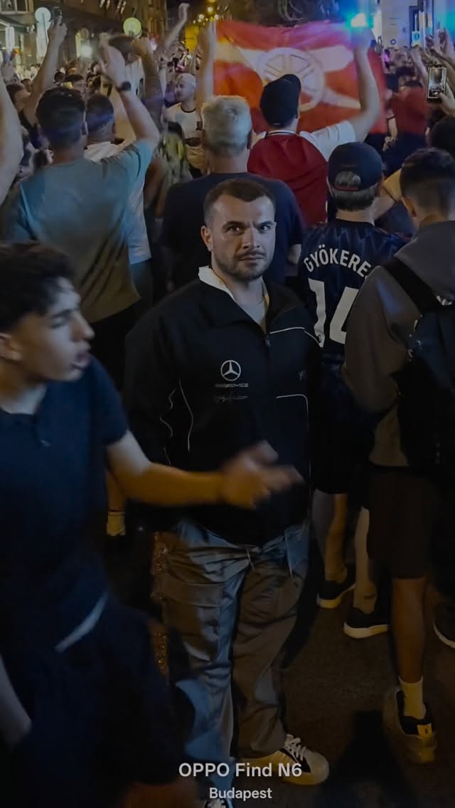 Durup dururken futbolcu isimleri söylerimss..Makélélé de yıllarca onlardan biriydi ;DBudapeşte’de aynı sahada top oynadık, sonra Şampiyonlar Ligi finalini #OPPOFindN6 ile izledik!Bu hikâyede benim de anlamadığım yerler var…@oppoturkiye #OPPOMaçGünüTelefonu #MakeYourMoment #OPPOMatchDayPhone by @alibicim