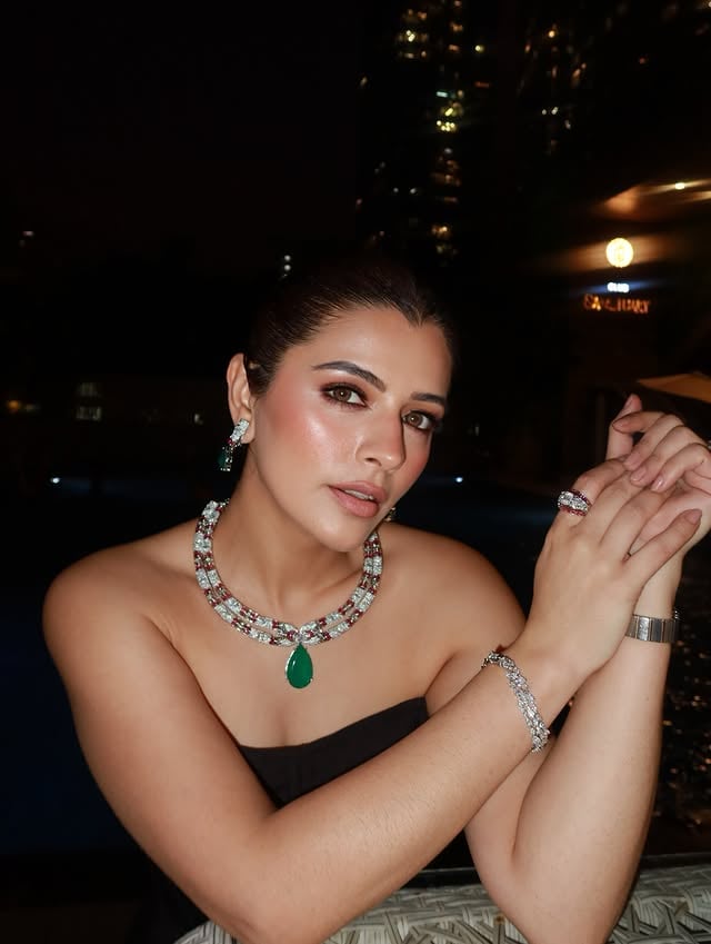 Some nights call for a little extra sparkle… and some jewellery that refuses to be ignored ✨ @shhimmerz_jewellery Comment for jewellery links 💌[statement jewellery, emerald jewellery, fine jewellery, jewellery styling, diamond jewellery] by @natasha.luthra
