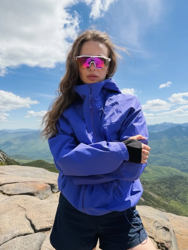 Hiking season is finally here. 🥾⛰️I went on my first alpine summit hike in a while. The trails were mostly in great shape, and it felt so good to be back in the mountains, surrounded by beautiful views and even better company. 🐕 #hiking by @chloe.mtd