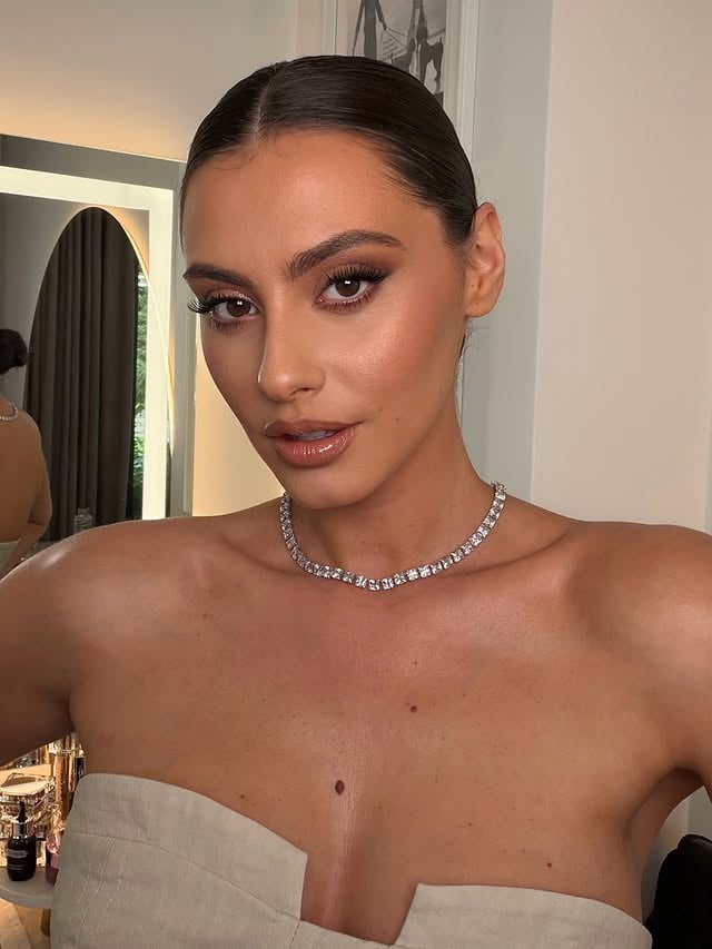 Спираща дъха визия 😮‍💨 Bronzed. Sculpted. Glowing. ✨ @ivelinachoeva 🤍#georgerusevmakeup #beauty #love #passion #glam by @ivelinachoeva