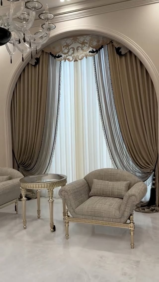 ⁨ ⁨ ⁨ ⁨ لذت چیدمان…جایی‌ست که خانه تازه جان می‌گیرد.لحظه‌ای که متریال، نور، مبلمان و جزئیاتدر کنار هم تبدیل به یک حس می‌شوند؛حسی از آرامش، شکوه و زندگی.در طراحی یک ویلای نئوکلاسیک،چیدمان فقط انتخاب مبلمان نیست…آخرین امضای معماری‌ست.#چیدمان_داخلی#ویلای_لوکس#نئوکلاسیک#طراحی_داخلی#معماری_لوکسدکوراسیون_داخلیچیدمان_لوکسطراحی_ویلاluxuryinteriorneoclassicaldesigninteriorstylingluxuryvilla⁩⁩⁩⁩ by @sanaz_nazarlotfi