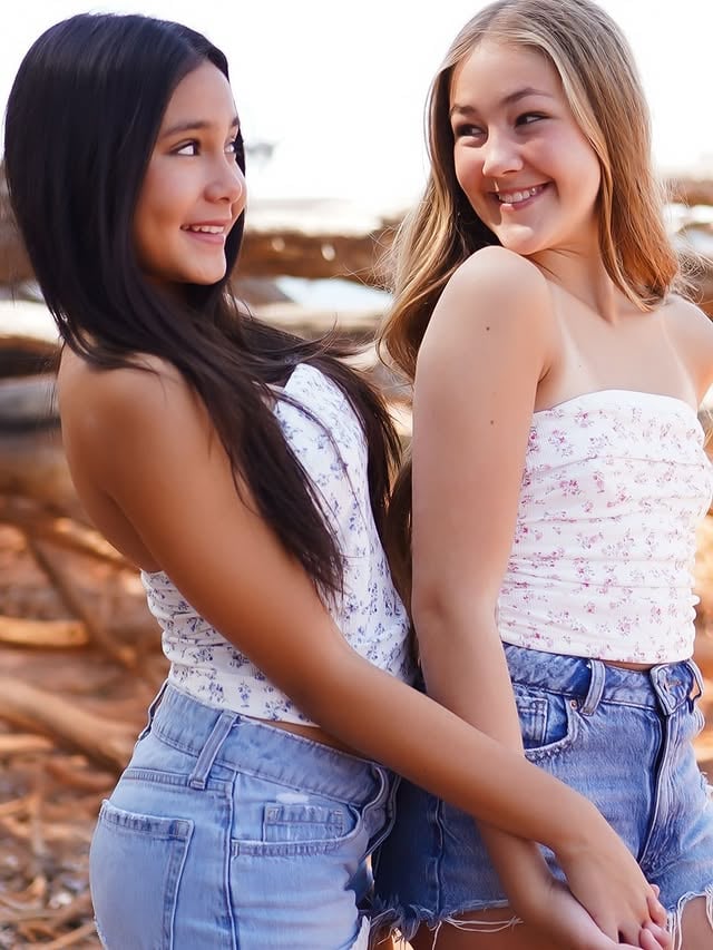 𝕆𝕟𝕖 𝕥𝕙𝕚𝕟𝕘 𝕒𝕓𝕠𝕦𝕥 𝕦𝕤? 𝕎𝕖’𝕣𝕖 𝕘𝕠𝕟𝕟𝕒 𝕙𝕒𝕧𝕖 𝕗𝕦𝕟. 💕

Lake days with the beautiful bestie @noraskye_official and photographer @edoincfotography 🙌🏻

Check out my LTK for the link for these tops and shorts! Link in bio ☀️

#besties #summerstyle #summerfashion
