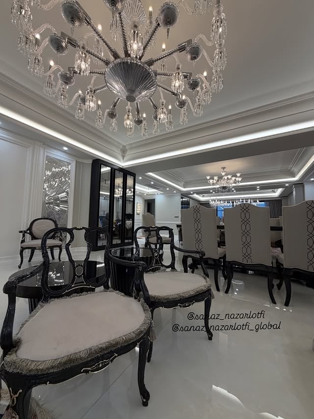 در بسیاری از پروژه‌ها، معماری و طراحی داخلی بستر خلق فضا را شکل می‌دهند؛ اما این مبلمان است که به فضا هویت، شخصیت و روح می‌بخشد.انتخاب صحیح مبلمان تنها یک تصمیم دکوراتیو نیست؛ بلکه بخش مهمی از فرآیند طراحی است که بر مقیاس، تناسبات، راحتی، عملکرد و حتی احساسات کاربران تأثیر می‌گذارد.یک پروژه زمانی کامل می‌شود که تمام جزئیات، از معماری تا چیدمان نهایی، در هماهنگی کامل با یکدیگر قرار گیرند. گاهی یک انتخاب درست، می‌تواند ارزش و زیبایی یک فضا را چندین برابر کند.مبلمان، آخرین مرحله پروژه نیست؛ امضای نهایی طراح است... #InteriorStyling #ArchitectureLovers #ModernInterior #NeoClassicDesign #SanazNazarlotfiDesignGroup by @sanaz_nazarlotfi
