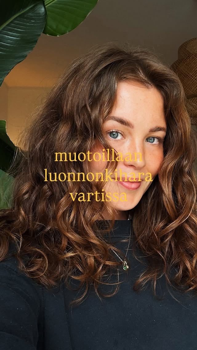 Ihailen aina muiden vallattomia luonnonkiharoita, mut jossain välissä mun päähän on päässy taas iskostumaan, että oma kokonaislookki näyttäis aina siistimmältä ja muka jotenkin paremmalta sileeks laitetulla tukalla. Aion alkaa kapinoimaan tätä vastaan! 🦁 by @annikaollila
