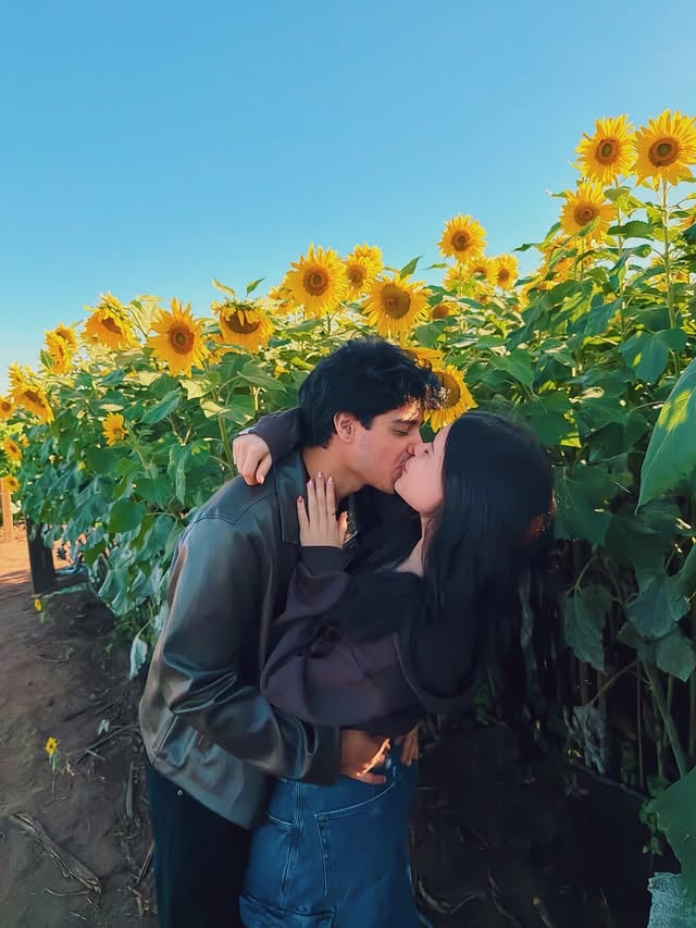a garota romântica que mora em mim combina muito com você <3 🌻♥️ by @luara