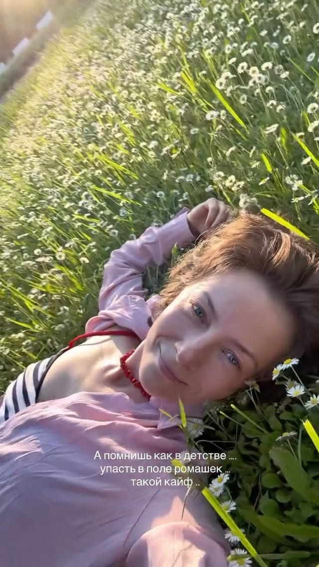А помнишь как в детстве …. упасть в поле ромашек … такой кайф ..Расскажу вам историю из жизни.Мне было лет 7 и я очень любила драться с мальчишками. И вот однажды как то я надовала тумаков одному сорванцу и конечно он привел маму свою мне задать трепку И знаете что сделала эта мамочка ?? Она научила меня делать венки из ромашек … Боже я это никогда не забуду. До сих пор это помню и такая нежная ностальгия когда я вижу ромашки by @katy_gans