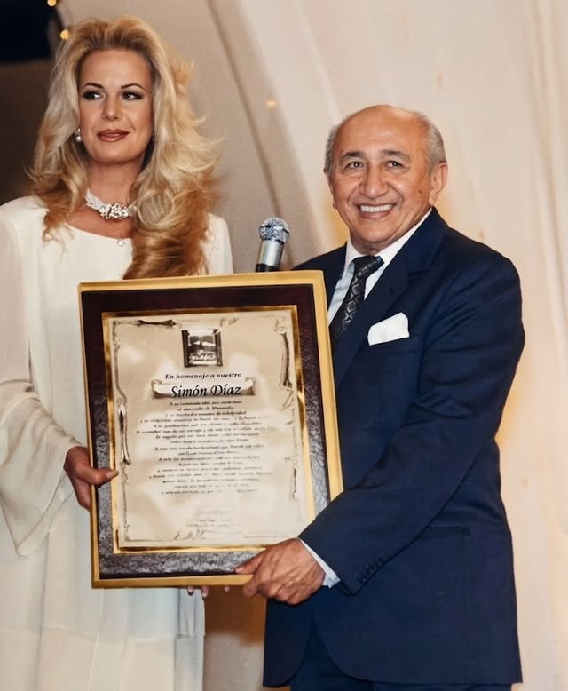 Vamos a saludarnos la tarde de hoy con una pregunta sencilla!!!Saben quién es el de la foto???Más que un tío, un venezolano ejemplar y que llevamos su música en el corazón por siempre!!! by @amigos_irene_saezconde