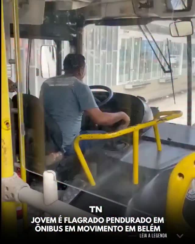 Um vídeo registrado por passageiros repercutiu nas redes sociais ao mostrar um jovem pendurado na porta de um ônibus da linha Satélite/UFPA, em Belém.A situação teria ocorrido após a saída do Terminal de São Brás. Segundo informações divulgadas, o rapaz teria tentado embarcar fora do ponto autorizado, mas o motorista não abriu a porta. Mesmo assim, ele acabou permanecendo do lado de fora do coletivo enquanto o veículo seguia em movimento.A cena gerou preocupação e debate entre internautas. O caso levanta questionamentos sobre segurança no transporte público, conduta dos envolvidos e os riscos de situações como essa no trânsito.A Segbel informou que deve solicitar esclarecimentos à empresa responsável pela linha e apurar as circunstâncias do ocorrido.Mais do que um vídeo viral, o episódio serve como alerta: uma decisão tomada em segundos pode colocar uma vida em risco. by @tucujunews
