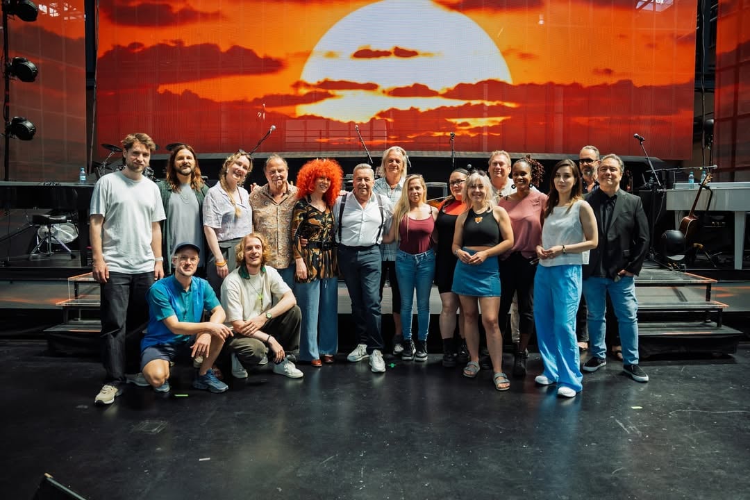 Liebe Freundinnen, liebe Freunde,hier ein kleiner Gruß aus den Proben! Wir stecken mitten in den letzten Vorbereitungen und freuen uns riesig auf einen großartigen Open-Air-Sommer mit Euch. Bei dieser Tournee begrüßen meine Band und ich außerdem unsere neue Bläsersektion: János Löber (Trompete), Til Schneider (Posaune) und Lennart Allkemper (Saxofon) werden uns in den kommenden Wochen musikalisch begleiten. Die Fotos geben Euch bereits einen ersten Eindruck von unserer neuen Bühne. Ich bin gespannt, wie sie Euch gefällt – ich bin jedenfalls begeistert! Bis ganz bald!Euer Roland📸 Alex Moschopolos // @moshxela by @rolandkaiseroffiziell