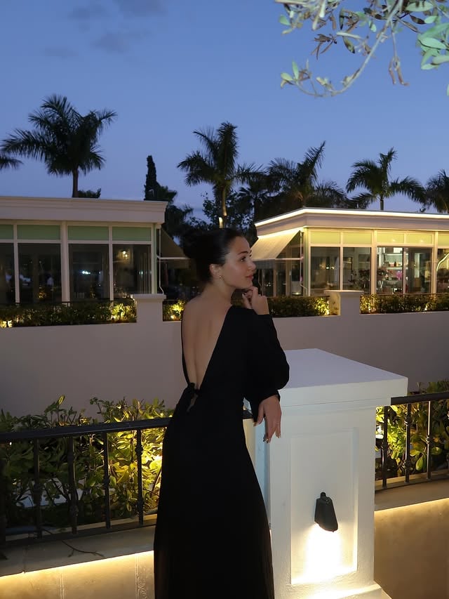Little Backless Moment🐈‍⬛✨ by @babickovaeli