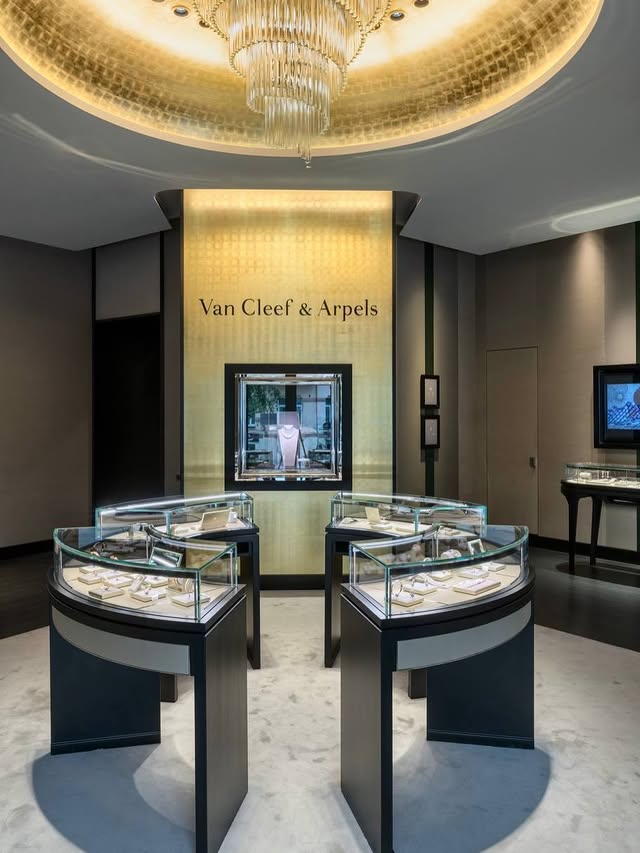 Бутик Van Cleef & Arpels у Києві відновлює свою роботу.Відкрийте для себе Всесвіт прикрас Van Cleef & Arpels - творіння ювелірного мистецтва, де краса природи зустрічається з майстерністю паризьких ювелірів.Колекції Alhambra, Perlée та Frivole вже представлені у бутику. Запрошуємо на примірку за адресою: вул. Ольгинська, 2/1, Київ - щодня з 11:00 до 19:00.📞 +380 67 226 1535 by @the.edit.kyiv