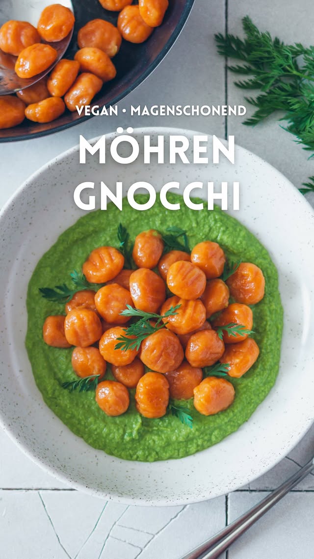 𝘢𝘯𝘻𝘦𝘪𝘨𝘦 Vegane Möhren-Gnocchi auf Erbsencreme!😋🥕🫛 Dieses Rezept ist nicht nur köstlich, sondern auch perfekt für alle, die einen sensiblen Magen haben.Möhren sind nämlich säurearm und basenbildend, sollten für eine optimale Bekömmlichkeit aber gegart werden. Das gilt natürlich auch für Hülsenfrüchte. Daher serviere ich die Gnocchi auf mild gewürztem Erbsenpüree, welches du aber natürlich auch weglassen kannst.Für 2 Personen:250 g Karotten (nach dem Schälen 200 g)ca. 150 g Dinkelmehletwas Salz & Pfeffer400 g TK-Erbsen15 g Cashewkerne🥕Die Möhren schälen, in Stücke schneiden und im Dampfgarer ca. 20 Minuten weich garen. Anschließend pürieren und leicht abkühlen lassen.🥕Mehl und etwas Salz zugeben und alles zum Teig verarbeiten. Je nachdem, wieviel Feuchtigkeit die Möhren enthalten, musst du etwas mehr oder weniger verwenden. Falls es zu stark klebt, hilft 1 TL Kartoffelmehl.🥕Den Teig auf einer bemehlten Fläche zu zwei Würsten formen. Kleine Portionen abstechen und zu Gnocchi formen. In zwei Portionen in siedendem (nicht kochendem) Salzwasser garen, bis sie oben schwimmen. Abgießen und nach Geschmack in veganer Butter schwenken.🫛Die Cashews 20 Minuten in heißem Wasser einweichen. Anschließend abgießen, kurz abspülen und mit 50 ml Wasser zu Cashewsahne pürieren.🫛Die Erbsen 10 Minuten in Salzwasser oder milder Brühe garen, kalt abschrecken, abtropfen lassen und mit der Cashewsahne pürieren. Leicht würzen und abschmecken.🫛Die Gnocchi auf der Erbsencreme anrichten und fertig! by @elisa.brunke