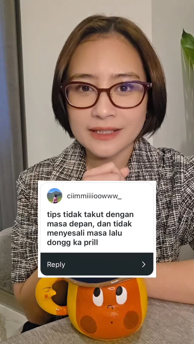 Para overthinker, merapat dulu 😉

Buat kamu yang capek karena terus khawatir soal masa depan, atau masih sering menghukum diri sendiri karena masa lalu, mungkin segelas thoughts kali ini buat kamu.

Welcome to A Cup of Thoughts #7 ☕️✨

Karena lucunya, kita sering menghabiskan energi untuk dua hal yang sama-sama nggak bisa kita sentuh sekarang.

Jadi gimana kalau kali ini kita bikin semuanya sedikit lebih sederhana?

Just live by today 🤍