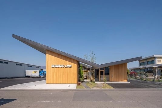 【SHINKOU LINE】Location: Uchiwara, Ogaki-shi, Gifu, JapanPrincipal use: Company facilityClient: SHINKOU LINECompletion: 2020Architects: Keitaro Muto Architects @keitaro_muto Design team: Keitaro MutoStructure engineer: Fujio and associatesConstructor: Yasuda ConstructionPhotographs: ToLoLo studioConstruction type: New BuildingMain structure: SteelBuilding scale: 1 storySite area: 1,742.18m²Building area: 491.16m²Total floor area: 326.80m²Design term: 2018.06-2019.04Construction term: 2019.05-2020.04【SHINKOU LINE】所在地：岐阜県大垣市内原用途：その他オフィス・企業施設クライアント：SHINKOU LINE竣工：2020年設計：武藤圭太郎建築設計事務所担当：武藤圭太郎構造設計：藤尾建築構造設計事務所施工：安田建設工業撮影：ToLoLo studio工事種別：新築構造：鉄骨造規模：地上1階敷地面積：1,742.18m²建築面積：491.16m²延床面積：326.80m²設計期間：2018.06-2019.04施工期間：2019.05-2020.04*TECTUREにプロジェクト投稿してみませんか？投稿はプロフィールのURL https://www.tecture.jp/ から！#tecture #tecturemag @shuhei_yamane @tecture_official by @tecture_official