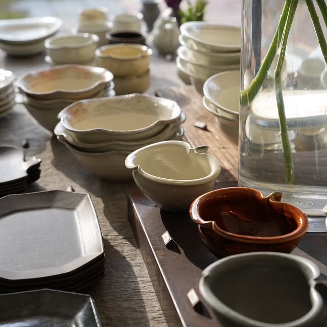 明日は京都・Relishさんの「庭市場」に出展します。@relish_gardensmarket 新しく焼き上がった器や定番の器など、いろいろお持ちする予定です。気持ちのいい季節の庭での開催。ゆっくり見ていただけると思います。器との出会いはもちろんですが、皆さまとお話しできるのも毎回楽しみのひとつです。お近くの方はぜひ遊びにいらしてください。明日、会場でお待ちしております。 by @hirokazu_furutani