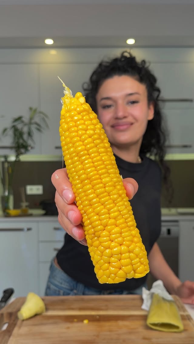 Mısır soymaya son! No more peeling corn 🌽💪🏼😌Sizce haşlanmış mı közde mi? Are you team boiled corn or grilled corn? #mısır #corn #busezeynep by @busezeynep