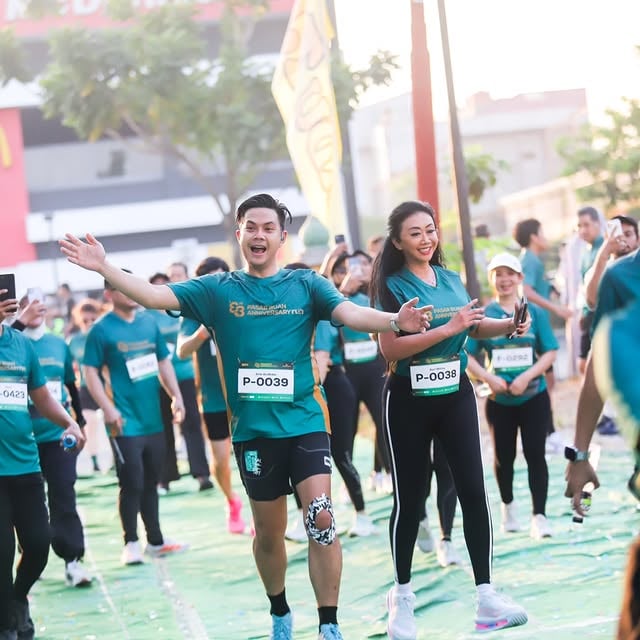 Happy banget bisa bergabung kembali ke PekanBaru untuk memeriahkan @pasarbuahevent Pasar Buah Anniversary Run 2026 .. .Rutenya mantaap, pesertanya seru dan acaranya keren banget. Dari racepack collection hingga acara semuanya berjalan dengan lancar, Alhamdulillah.. .Terimakasih banyak @pasarbuahevent @liburun dan seluruh sponsor2 yang sudah membuat event Anniversary Run ini luar biasa keren. Dan juga LO aku mas Pur @anovianna yang sudah menemani jalan2 kota PekanBaru 2 hari kemarin..#arieandika #arieberlari #pasarbuah #pasarbuahpekanbaru by @arieandika10