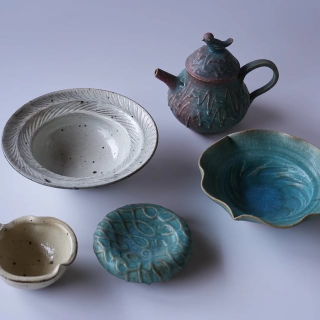 【展示のお知らせ】6月3日よりJR名古屋タカシマヤ 綱具屋さんにて、藤原純さんとの二人展「梅雨晴れ間」が始まります。純くんとは信楽で育った同級生。同じ信楽で、それぞれのものづくりを積み重ねてきました。今回、そんな二人の器が同じ場所に並び、さらにコラボ作品までご覧いただけることをとても嬉しく思っています。今回はそれぞれの作品に加え、二人で制作したコラボ作品もご覧いただけます。色彩豊かな藤原さんの器と、私の粉引や白いうつわ。雰囲気の異なる器たちですが、一緒に並ぶことで新しい景色を楽しんでいただけたら嬉しいです。梅雨の季節の食卓に寄り添う器を探しに、ぜひお立ち寄りください。【藤原純・古谷浩一 二人展「梅雨晴れ間」】6月3日（水）〜6月16日（火）JR名古屋タカシマヤ 綱具屋同級生だからこそ生まれたコラボ作品も、ぜひ楽しんでください。6月6日(土)に純くんと在店させていただきます。皆様にお会いできるのを楽しみにしております！#Repost @tunaguya_nagoya・・・ジェイアール名古屋タカシマヤ綱具屋です。次回フェア告知です‼️〈藤原純・古谷浩一 梅雨晴間二人展〉@jin0815 @hirokazu_furutani 開催期間 2026年6月3日~6月16日伝統的な技術をベースに心地よい刺激と彩を与える器を制作する藤原純さんと、素朴であたたかみのある白で日々の食卓に寄り添う器を制作する古谷浩一さん。信楽を拠点に作陶する二人の器展です。お二人の貴重なコラボ商品もございます✨数に限りがございますので、ご了承下さい。作家在店予定:6月6日ご来店お待ちしております‼️ ※写真はイメージです。店頭とは異なる場合があります。ご了承下さい。#藤原純#古谷浩一#ジェイアール名古屋タカシマヤ#綱具屋 by @hirokazu_furutani