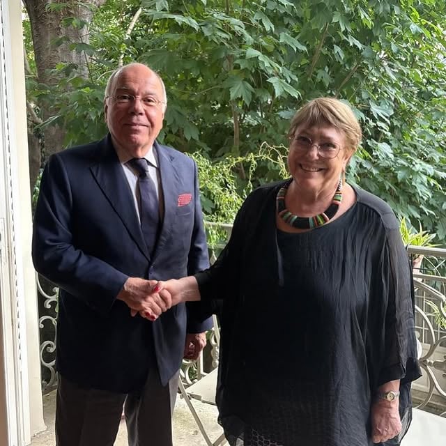 [ESP]En la escala rumbo a China, sostuve en París un grato encuentro con el Ministro de Relaciones Exteriores de Brasil, Mauro Vieira donde conversamos los principales temas de la agenda global.[ENG]During a stopover in Paris on my way to China, I had a very pleasant meeting with Brazil’s Foreign Minister Mauro Vieira, where we discussed the main issues on the global agenda.[POR]Durante uma escala em Paris a caminho da China, tive um agradável encontro com o Ministro das Relações Exteriores do Brasil, Mauro Vieira, com quem conversei sobre os principais temas da agenda global. by @michellebacheletpdta