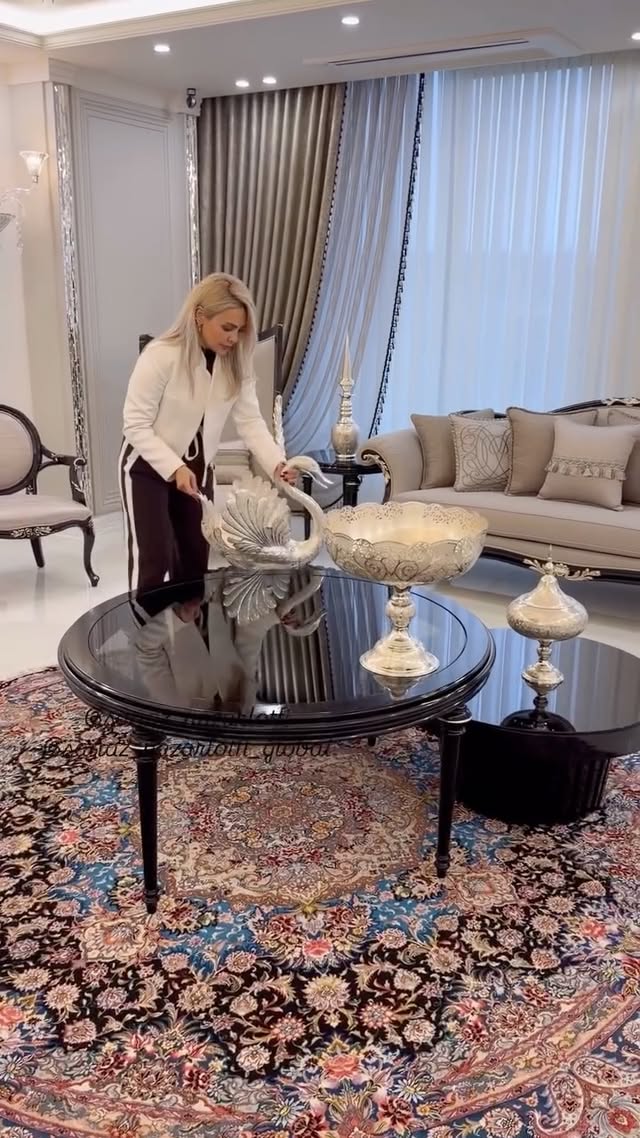 ⁨ ⁨ ⁨ چیدمان، آخرین مرحله‌ی یک پروژه نیست؛لحظه‌ای‌ست که تمام خطوط، متریال‌ها، نورها و جزئیاتی که ماه‌ها برایشان فکر شده، جان می‌گیرند.هر اکسسوری در جای خود،هر بافت در کنار بافتی دیگر،و هر انتخاب، بخشی از داستانی است که قرار است سال‌ها در این فضا زندگی کند.باز هم چیدمان یک پروژه‌ی دیگر…و باز هم لذت دیدن فضایی که از یک ایده، به یک تجربه‌ی واقعی تبدیل شده است.Sanaz Nazarlotfi Design Groupطراحی، اجرا و چیدمان صفر تا صد پروژه های خاص#طراحی_داخلی #چیدمان_داخلی #معماری_داخلی #دکوراسیون_داخلی #طراحی_لوکس خانه_لوکس معماری طراحی_ویلا دکوراسیون_لوکس طراحی_مسکونی اجرای_دکوراسیون چیدمان_منزل InteriorDesign LuxuryInterior InteriorStyling LuxuryHome VillaDesign ArchitecturalDesign SanazNazarlotfiDesignGroup⁩⁩⁩ by @sanaz_nazarlotfi