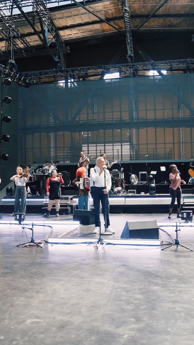 Liebe Freundinnen,liebe Freunde, unsere Tournee-Proben sind nun offiziell abgeschlossen! Meine Band und ich sind voller Energie und Vorfreude auf meine bevorstehende DIE OPEN AIRS 2026-Tournee. Jetzt können wir es kaum erwarten, endlich mit Euch in den Sommer zu starten und viele unvergessliche Live-Abende zu erleben. Diesen Freitag, den 5. Juni, geht es endlich los! Seid Ihr dabei? Wir freuen uns auf Euch!Euer Roland📹 @marcel.brell by @rolandkaiseroffiziell