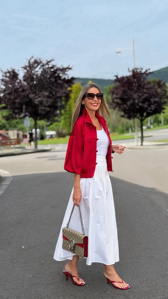 Total look en blanco con toques de rojo, incluyendo tendencias ♥️Bomber y sandalias @narobashop (New)Falda y camiseta #zara (otra temporada)Bolso #gucci by @ainhizeruiz