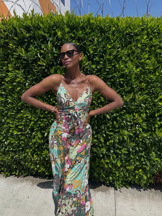 The mural understood the assignment.“Kiss the ones you love every chance you get.”And while you’re at it…Text your people.Book the dinner.Take the trip.Wear the outfit.Laugh too loud.Make the Memory You don’t need a special occasion to enjoy your life.#TajaVSimpson #LifeLately #ChooseJoy #LiveFully #GoodEnergy by @tajavsimpson
