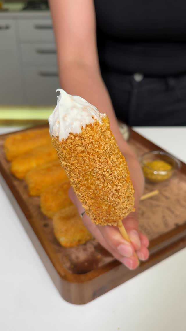 Corndog 🌭 Crispy outside, melty inside🧀✨ English ⬇️ Şu an önünde olsa kaç tane yerdin? Sosisleri haşlayıp çubuklara takın. Her bir sosisin etrafına dilim peynir sarın.Hamur için:* 1 yumurta* 1 su bardağı un* 1 çay bardağı süt* 1 çay kaşığı kabartma tozuTüm malzemeleri pürüzsüz bir kıvam alana kadar karıştırın. Kıvam biraz akışkan olacak. Ona göre unu yavaş yavaş ekleyin. Daha iyi kaplanıyor. Peynir sardığınız sosisleri hazırladığınız hamura tamamen bulayın. Kızgın yağda arkalı önlü, altın rengini alana kadar kızartın.Çıtır dışı, peynirli ve yumuşacık içiyle korndoglar servise hazır🌭🧀 Afiyet olsun 😋⬇️ English Boil the sausages and insert wooden sticks into them. Wrap each sausage with a slice of cheese.For the batter:* 1 egg* 1 cup flour* 100ml milk* 1 teaspoon baking powderMix all the ingredients until smooth. The batter should be slightly runny, so add the flour gradually and adjust as needed. A thinner batter coats the sausages more evenly. Dip the cheese-wrapped sausages completely into the batter. Fry in hot oil, turning occasionally, until golden brown on all sides.With their crispy exterior, cheesy center, and soft, fluffy coating, these corn dogs are ready to serve 🌭🧀 Enjoy! 😋#busezeynep #corndog by @busezeynep