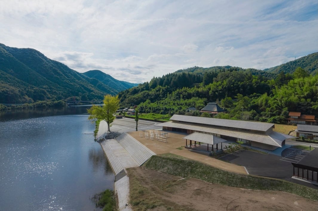 【Misato Town Canoe Boathouse】Location: 141 Nobuki, Misato-cho, Ochi-gun, Shimane, JapanPrincipal use: Sports facilityClient: Misato TownCompletion: 2024Architects: STUDIO YY @studioyy_architects Design team: Tsuyoshi Nakamoto, Yuichi TanakaStructural design: Yamada Noriaki Structural Design OfficeFacility design: Sougou GikenConstruction: IMAI FUKUMA Specific Construction Joint VenturePhotographs: Hiroki Akita / SS, Kenichi NozuConstruction type: New BuildingMain structure: WoodBuilding scale: 2 storiesSite area: 5,115.42m²Building area: 1,035.66m²Total floor area: 944.99m²Design term: 2022.08-2023.08Construction term: 2023.09-2024.09【美郷町カヌー艇庫 カヌーパークみさと カヌーレIMAI】所在地：島根県邑智郡美郷町信喜141用途：スポーツ施設クライアント：美郷町竣工：2024年設計：STUDIO YY担当：中本剛志、田中裕一構造設計：山田憲明構造設計事務所設備設計：総合技研施工：今井産業 福間工務店特定設工事共同企業体撮影：秋田広樹（エスエス）、野津研一工事種別：新築構造：木造規模：地上2階敷地面積：5,115.42m²建築面積：1,035.66m²延床面積：944.99m²設計期間：2022.08-2023.08施工期間：2023.09-2024.09*TECTUREにプロジェクト投稿してみませんか？投稿はプロフィールのURL https://www.tecture.jp/ から！#tecture #tecturemag @shuhei_yamane @tecture_official by @tecture_official