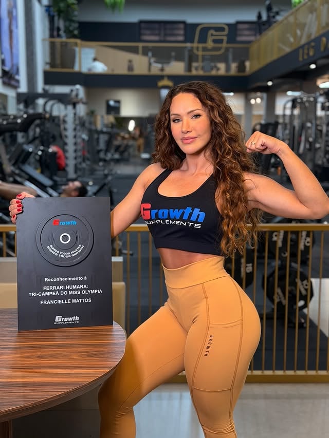Algumas pessoas enxergam uma placa.

Eu enxergo anos de luta, disciplina, lágrimas, superação e sonhos realizados.

Receber essa homenagem da Growth me lembra que todo esforço vale a pena quando você acredita no processo.

Ser tricampeã do @mrolympiallc é uma honra imensa, mas o que mais me orgulha é saber que minha trajetória ajudou muitas mulheres a acreditarem mais em si mesmas, a cuidarem da própria saúde e a descobrirem uma força que talvez nem soubessem que tinham.

Muito obrigada pelo reconhecimento. 
@growthsupplements 💙

E obrigada a cada pessoa que faz parte dessa história.

Seguimos crescendo juntos. 🚀🥇
@ctfranmattos