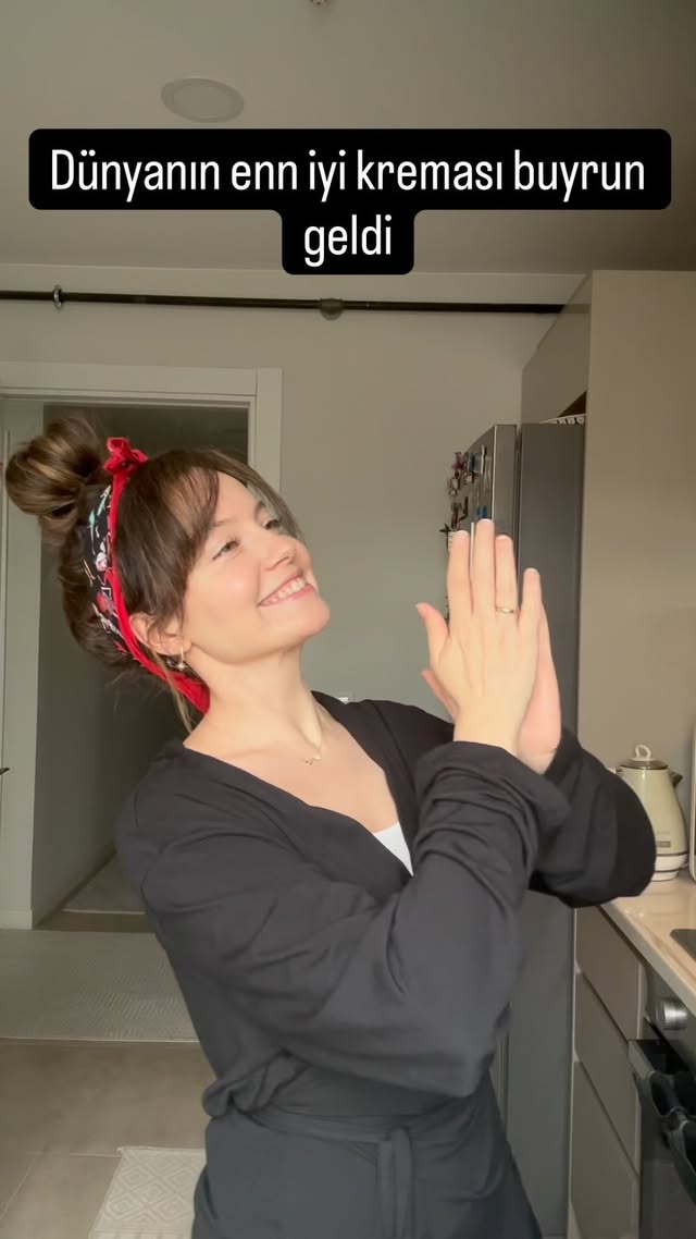En iyi krema muallebi ne derseniz ayağınıza geldi hanımmm 😝 Biraz dursun sonra silerim😅ordan burdan gördüğüm tarifler🙊her şeyde kullanırsınız bu tarifi ben bebe bisküvisiyle tatlı yaptım sıcak havalarda güzel oluyo 🫢İçine beyaz çukulat eritip koydumm onu üstünede çukulat erittim çekmemişim güzel oluyo koyun sizdeeee 🌸 Hadi afiyet olsun 🥳 #tatlı#recettefacile #dessert#fyp #recipe by @gizemkio