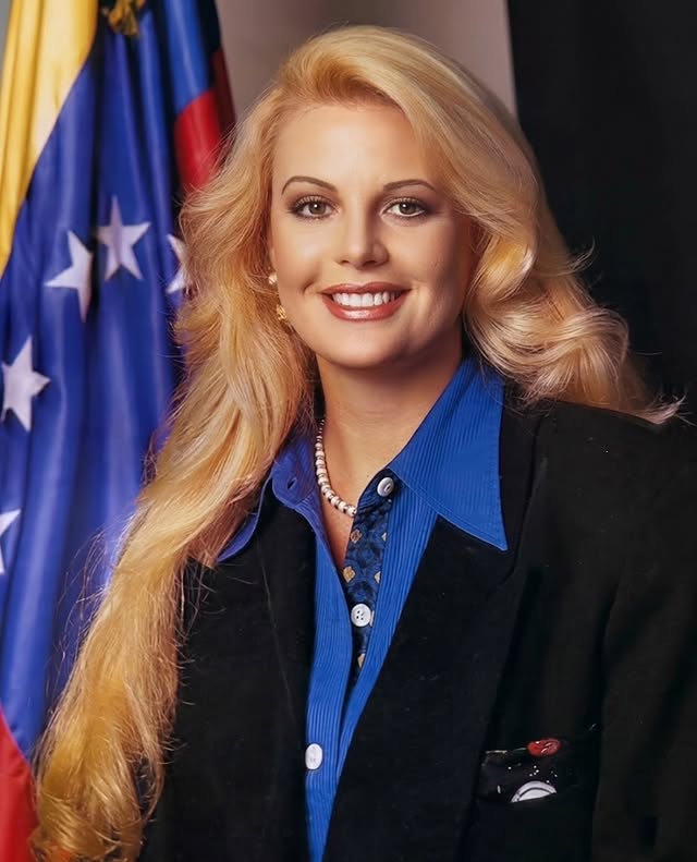 Llevar a Venezuela en el alma es mucho más que recordar sus paisajes; es sentir el latido de su tricolor en cada rincón del mundo donde nos encontremos, grabado a fuego en el pecho. Sus estrellas no solo adornan un lienzo, sino que iluminan el orgullo de sabernos hijos de una tierra bendecida, noble y profundamente resiliente!!!Todos, sin excepción, somos parte de este hermoso país. Su historia no la escribe el destino por sí solo, la escribimos nosotros con cada acción, con cada mano que se extiende para ayudar y con cada idea que busca construir. Hoy, más que un anhelo, tenemos la tarea histórica y la responsabilidad compartida de sumar, de aportar nuestro grano de arena desde el espacio que nos toque, para impulsarla y sacarla adelante!!!La fe es nuestro faro en medio de la tormenta, la luz que nunca se apaga y que nos recuerda que los tiempos mejores no se esperan, se construyen!!!No dejemos de creer. Todo lo que un día soñamos para nuestra nación, la prosperidad, el reencuentro, la paz y la grandeza, lo podemos lograr si nos mantenemos unidos en el propósito!!!Venezuela vale cada esfuerzo, y el mañana que merecemos está a la vuelta de nuestra constancia!!! Por y para siempre, Venezuela!!!🇻🇪 by @amigos_irene_saezconde