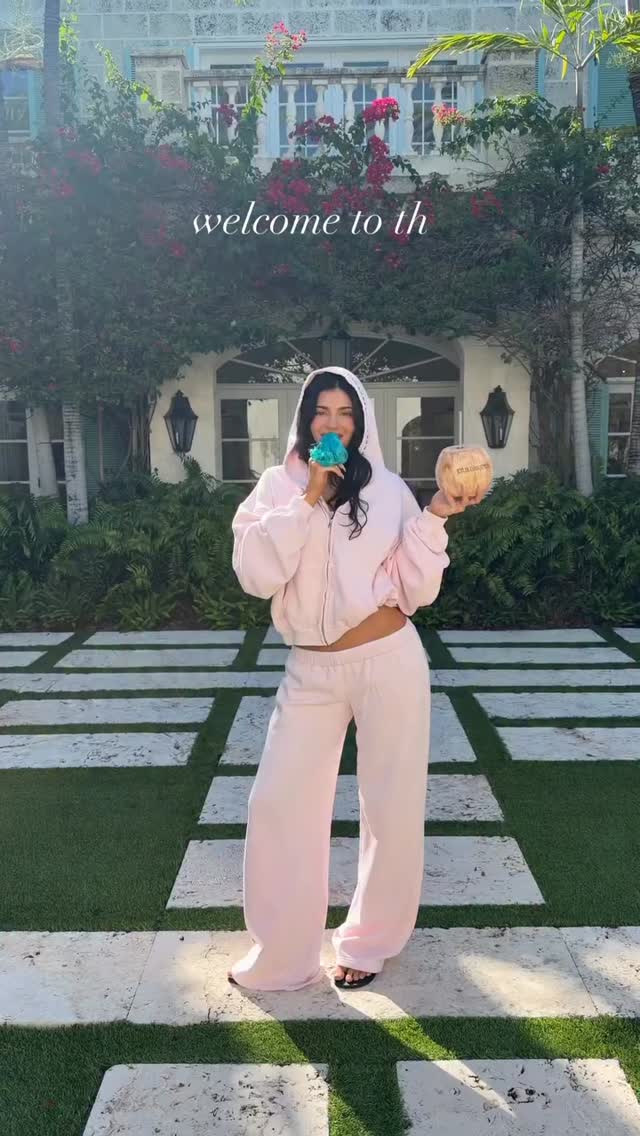 kyliee summer trip💕💕@kyliejenner #kyliejenner #repost by @fileskyliejenner