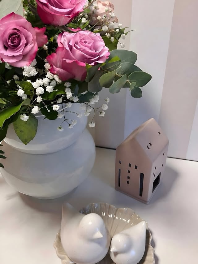 𝙱𝚕𝚞𝚖𝚒𝚐𝚎 𝙶𝚛𝚞̈ß𝚎 🌸

Ich schicke euch ganz liebe Grüße mit meinen schönen Rosen. Die habe ich letzte Woche zum Geburtstag bekommen, und wollte sie euch unbedingt zeigen. Ich finde sie ganz toll und mir gefällt auch die Kombination mit den Vögelchen und dem Häuschen richtig gut. Was sagt ihr dazu? 

Allen, die heute Feiertag haben, wünsche ich ganz viel Spaß bei allem, was ihr so geplant habt. Und allen anderen wünsche ich natürlich auch einen schönen Tag! 🌸❤️

♡ ♡ ♡ ♡ ♡ ♡ ♡ 

#zeigdeinenlächelmoment @mrs_lebenslust
#schönedekowelt @maxries.world
#einfachsoschönes @rosaan07
#meinedekovibes @sandkueken20
#wasmirfreudemacht @nina.und.das.landleben_

rosen rosenstrauß rosenliebe blumenliebe blumigedeko buntundblumig blumenmachenglücklich  dekoliebe dekoinspiration  cozyhome hyggehome storefactory