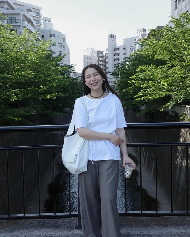 ⁡popupの休憩中にふらりと寄ったカフェも川辺も、のーんびりした空間で最高だったなぁ。寒くなって途中からはずっとUNIQLOのポケッタブルパーカー着てた笑持ち運べる上着ありがとう🙂‍↕️outer : UNIQLOtop : crewre｜ドロストデザインブラウスTシャツ(size3)bottom : crewre｜ラップレイヤードストレートパンツ(size3)necklace : crewre｜coming soonbag : Blossom H Companyshoes : LE TALON by @cospashionyurie