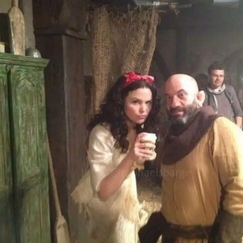 Dump of behind the scenes from every season 🍎❤️ #onceuponatime #oncerforlife #emmaswan #snowwhite #storybrooke