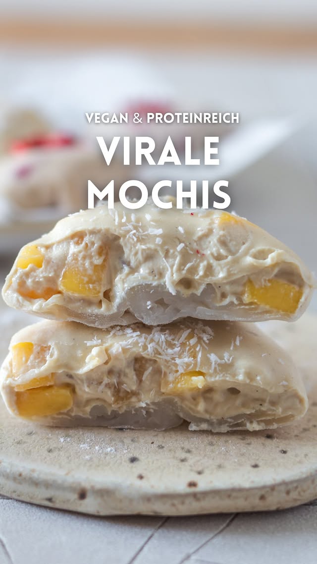 Fake Mochis!🤩 Vegan, proteinreich und hier mit Mango, Himbeere & Erdbeere.🍓🥭Hast du den viralen Food Trend schon ausprobiert?😋 Es lohnt sich!Für 6 Stück:180 g Soja-Skyr50 g Cashewmus30 g veganes Proteinpulver (Vanille)6 Blätter ReispapierFrische Früchte🍡Skyr, Cashewmus und Proteinpulver verrühren. Frische, klein gewürfelte Früchte untermischen.🍡Je ein Blatt Reispapier auf einem Teller mit Wasser einweichen, bis es weich wird. Auf einem feuchten Tuch mit 2 EL Creme füllen und fest einschlagen. Zu viel Reispapier kannst du abschneiden.🍡Optional mit weißem Reismehl oder Stärke bestäuben. Auf Pergamentpapier setzen und 40-60 Minuten ins Tiefkühlfach legen. Enjoy!😋Vegane RezepteIndustriezuckerfreiGesünder naschen#vegan #veganerezepte #mochis #viralerezepte #einfacherezepte by @elisa.brunke