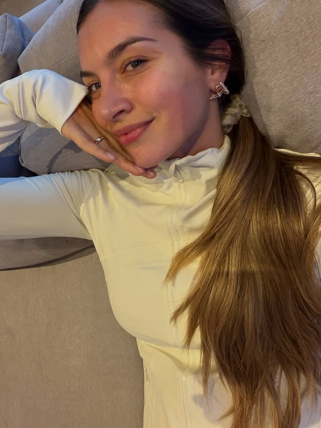 Vamos con un poco de #reallife Vengo con unos días cargaderos, Oli y Pili enfermas con laringitis y otitissss (están bien ya, tranquilas 😅) Que me tuvieron fulll mami, y amo cuidarlas no hace falta aclararlo pero si, porque lo disfruto, pero por momentos me pregunto cuándo podré ocuparme de mi, y sé que puedo pero dios LA CULPA me mata. No me voy a cortar el pelo desde que estoy embarazada, y real parezco rapunzel jajajaj y no por el hecho de cortarme el pelo o entrenar o trabajar sino de encontrarme a mi, un momento, es como que no volví a ninguno de mis hábitos, me siento un poco perdida y solo me encuentro en la maternidad, sé que es momentáneo y que pasa muy rápido, pero igual me pasa y lo quiero poner porque me canso de ver romantizada la maternidad el embarazo y bla, y pareeeennnn obvio es HERMOSO y no lo cambio por nada, pero aveces pienso, seré la única que colapsa? Por suerte me hice un grupo de mamis en el jardín, que amo verlas y poder sentirme acompañada, en las redes solo me siento frustrada viendo solo vidas “perfectas”, les pasa? Y como trabajo de esto me parece importante contarles, yo colapso, me agoto, me estresó, las miro y se me pasa todo, pero después vuelvo a sentirme así jajaj es un hermoso loop 😍 mi etapa más feliz es esta sin dudas pero no quiero dejar de contar que si, tiene un lado b también eh 😂 Así todo me verán con un tercero jajajaj 🐣🐣🐣.Las amo mucho, me cuentan un poco si les pasa igual ? Quiero leerlas. Abro debate, abro charlas de mamisssss 🫶🏻Las fotos es que acabo de hacer 4 km y cambio mi día por completo 🫶🏻1 muévanse siempre que puedan, es un privilegio poder hacerlo, 2- MIREN LO QUE ES ESTA CAMPERA DE @somosadeta 🤯 quedan poquisiiiimas !!! Aprovechen y corran ‼️ by @sofiafernanndez