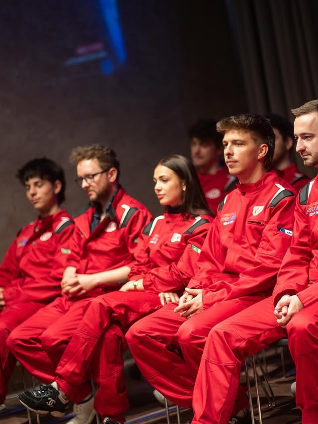🏎️🎉 CHCEŠ BÝT U TOHO? 🎉🏎️Už 8. 6. se vidíme ve Fun Arena Cheb na Grand Prix 2026 Karting Race! 🏁🔥Chceš přijet fandit naživo? 👀 Stačí do komentáře označit kamaráda/ku, přítele/kyni nebo sourozence, se kterým bys vyrazil/a. 🚗💨🎟️ Lístky není možné zakoupit – získat je můžeš pouze v této soutěži! A co je nejlepší? Vyhrajete oba – ty i označená osoba. 🙌📺 Celý závod bude živě vysílán na Twitchi a YouTube!⏳ Soutěž trvá do 4. 6.📩 Výherce zkontaktuje Subscribe přes DM.Tak koho bereš s sebou na Grand Prix?#grandprix2026 #kitkatvsceskasporitelna #ad by @babickovaeli