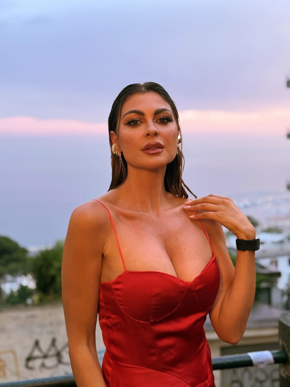 Si è spento il sole…☔️
ma @francescorodilosso l’ha riacceso!📸

@vyda_health 🤍 #absolute #cinema 🙌🏽🎥 
@chiostrosanfrancesco #napoli 
#adv #spot new reel is coming ⏳